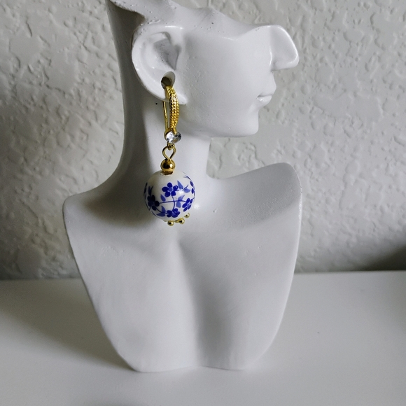New Elegant Porcelain Blue Floral Gold Earrings - Picture 6 of 7